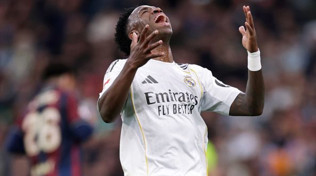 ויניסיוס בפוזה אופיינית העונה בריאל מדריד (צילום: Soccrates Images)