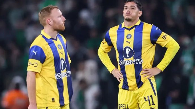 אכזבה עצומה. איתי בן חמו עם עידו שחר (צילום: מאור אלקסלסי)