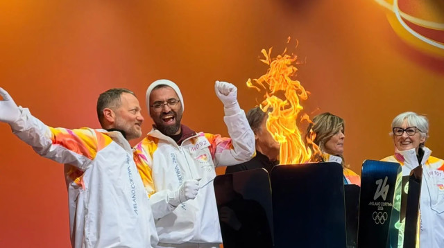 מעוז ינון עם ועזיז אבו סארה, הדלקת הלפיד האולימפי בעיר ורונה (צילום: מיכל אמיר)