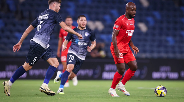 ג'בון איסט שחקן הפועל חיפה מול אופיר בנבנישתי שחקן עירוני קרית שמונה (צילום: מאור אלקסלסי)