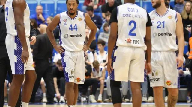 שחקני בני הרצליה (צילום: דני מרון)