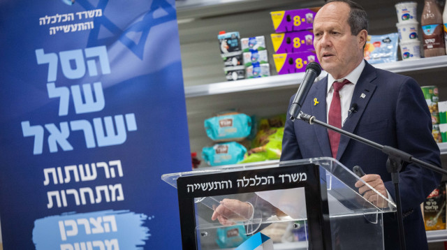 שר הכלכלה ניר ברקת מציג את התוכנית "הסל של ישראל" (צילום: יונתן זינדל פלאש 90)