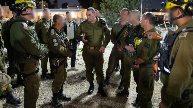 הרמטכ"ל אייל זמיר במהלך הביקור בפיקוד העורף (צילום: דובר צה"ל)