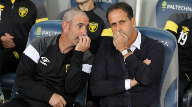 מאמן בית"ר ירושלים, רוני לוי, עם עוזרו חיים שאבו (צילום: אדריאן הרבשטיין)