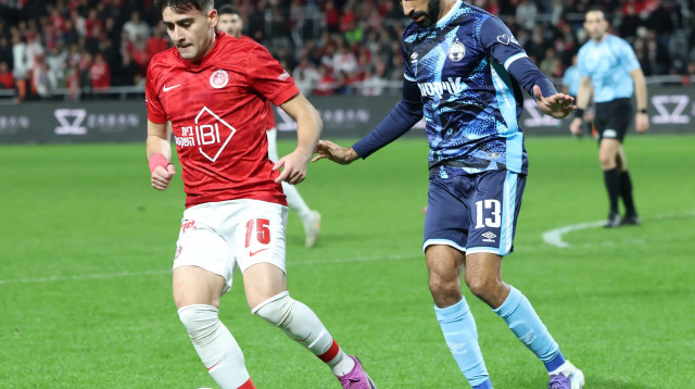 אופיר דוידזאדה מול לויזוס לויזו, הפועל באר שבע נגד הפועל תל אביב (צילום: דני מרון)