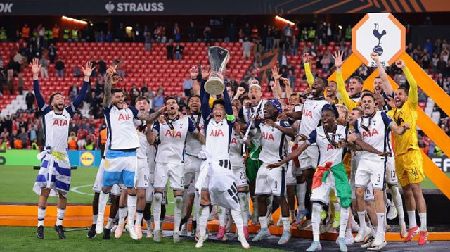 שחקני טוטנהאם חוגגים (צילום: GettyImages)