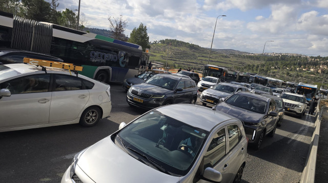 פקקים בעקבות מחאות חרדים (צילום: אנה ברסקי)