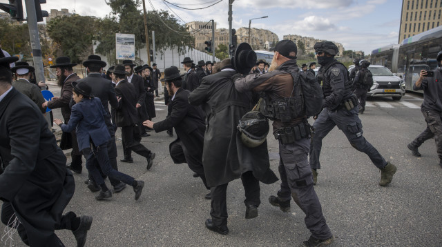 מחאות בירושלים נגד נתיחת הפעוטות (צילום: חיים גולדברג, פלאש 90)