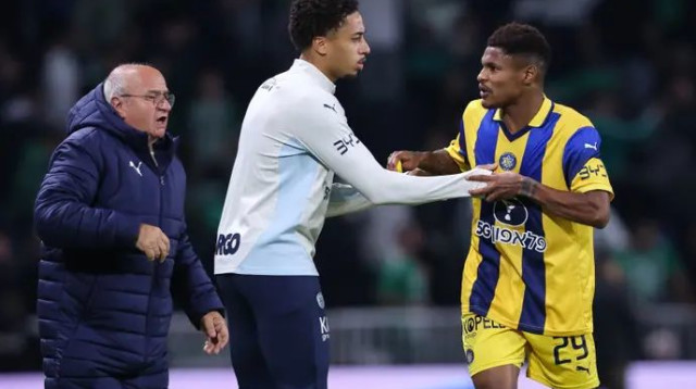 רגעים לא נעימים בסיום. וארלה (צילום: מאור אלקסלסי)