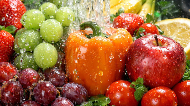 מבחר פירות וירקות תחת מים זורמים (צילום: AI)