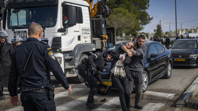 שוטר עוצר מפגין חרדי שחסם את הכביש  (צילום: חיים גולדברג פלאש 90)