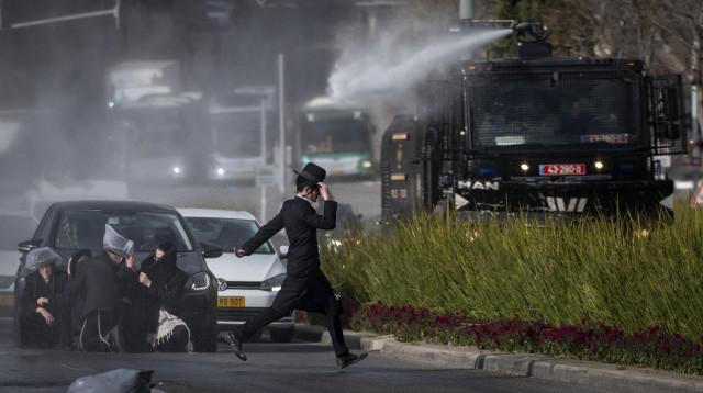 מפגינים חרדים חוסמים את הכביש בירושלים (צילום: חיים גולדברג פלאש 90)