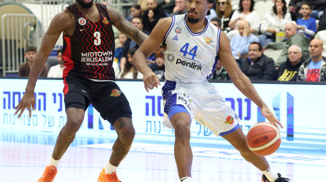 אלייז'ה סטיוארט מול קאדין קרינגטון (צילום: דני מרון)