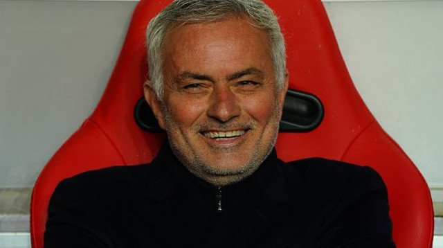 ז'וזה מוריניו מאמן בנפיקה (צילום: Gualter Fatia)