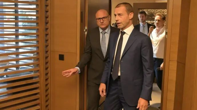 "מודה לנשיא אופ"א על שנענו לבקשתי". יו"ר ההתאחדות זוארץ עם צ'פרין (צילום: ניב אהרונסון)