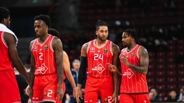 שחקני הפועל תל אביב בכדורסל, כריס ג'ונס, איש ויינרייט, אנטוניו בלייקני (צילום: אתר רשמי, הפועל "IBI" תל אביב)