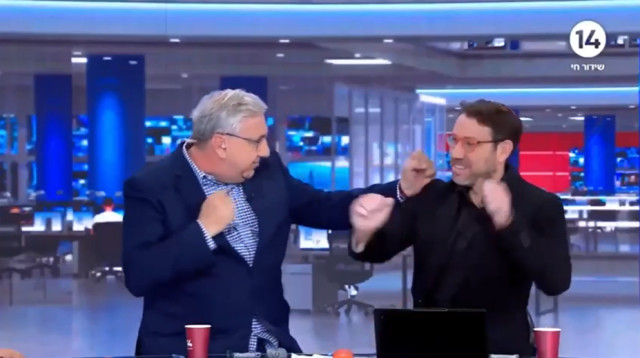 יעקב ברדוגו ויהודה שלזינגר רוקדים לקול נאום טראמפ (צילום: צילום מסך מתוך עכשיו 14)