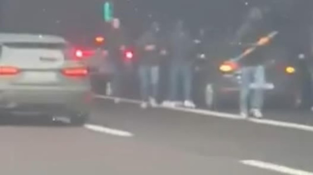 עימות בכביש בין אוהדי רומא ופיורנטינה (צילום: צילום מסך)