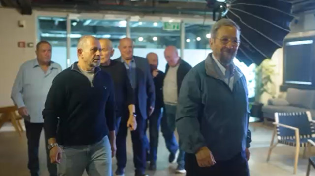 אהוד ברק ונדב ארגמן עם חברי פורום "יאללה תקווה" (צילום: "יאללה תקווה")