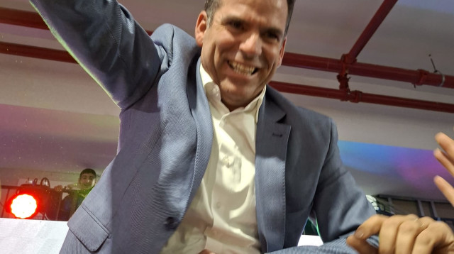 אבי סלמה חוגג. ראש העיר החדש של נתניה (צילום: דודי אביטן)