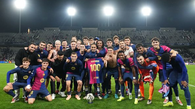 שחקני ברצלונה מציינים יחד עם ראפיניה את הופעתו המאה בברצלונה (צילום: Alex Caparros - UEFA)