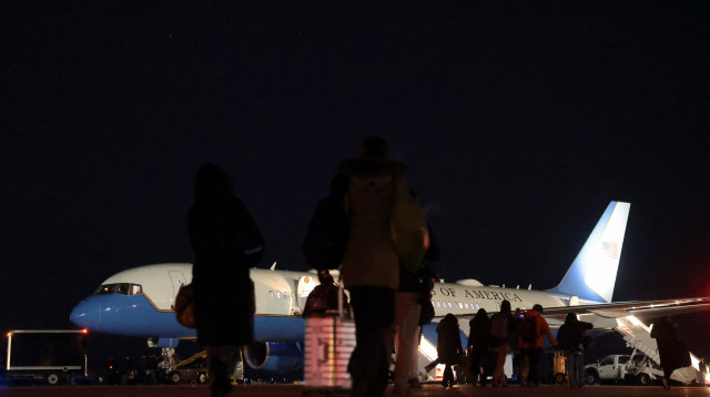 אייר פורס וואן שב לבסיס ג’וינט בייס אנדרוז (צילום: רויטרס)