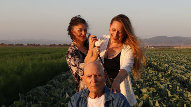 עוזי מאירי עם בנותיו רינת ונעמי (צילום: אלעד דרור)