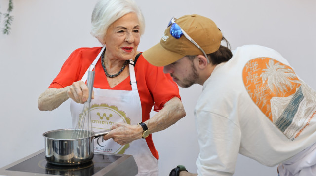 לוחמים בשיקום וסבים וסבתות ממגדלי הים התיכון אופים יחד (צילום: גלעד קוולרצ׳יק)