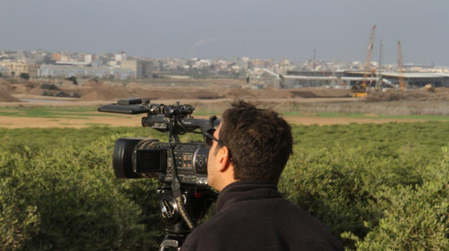 רועי רואה את ההפגנות על הגדר ומתריע  (צילום: רפי בביאן)