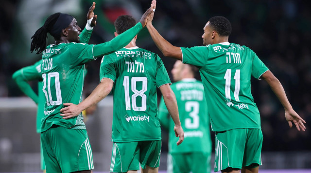 קנג'י גורה, גיא מלמד, פיטר אגבה שחקני מכבי חיפה חוגגים (צילום: מאור אלקסלסי)