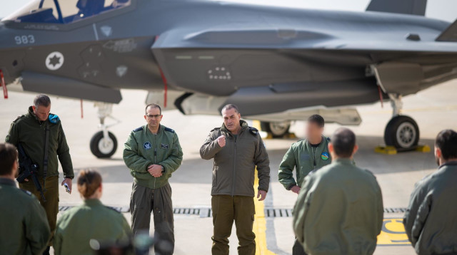 הרמטכ"ל רא"ל אייל זמיר בבסיס חיל האוויר נבטים (צילום: דובר צהל)