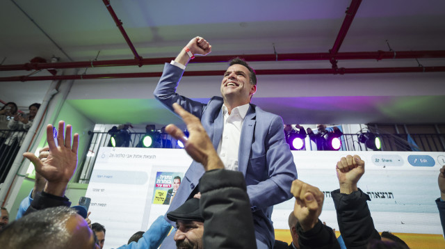 אבי סלמה לאחר הניצחון בבחירות לראשות העיר נתניה (צילום: טל גל, פלאש 90)