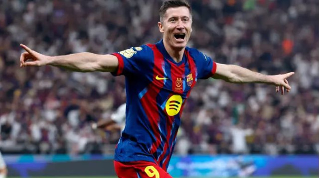 רוברט לבנדובסקי חוגג (צילום: רויטרס)