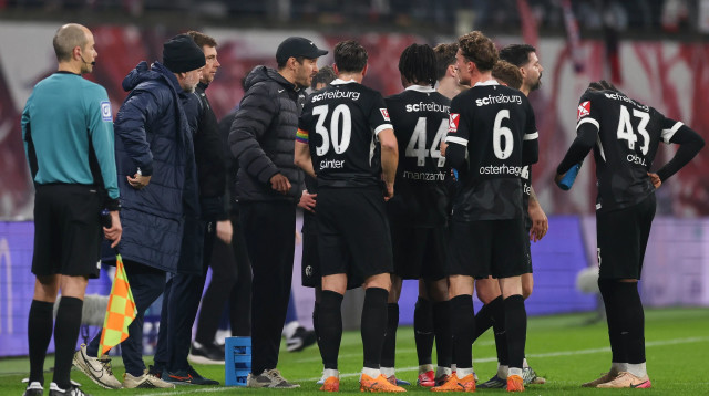 יוליאן שוסטר ושחקני פרייבורג (צילום: GettyImages, Maja Hitij)