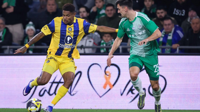 ילה בטאי שחקן מכבי חיפה מול הליו וארלה שחקן מכבי תל אביב (צילום: מאור אלקסלסי)