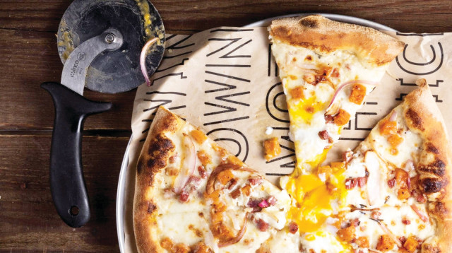 פיצה עם ביצה, "נונו" הרצליה (צילום: יח"צ)