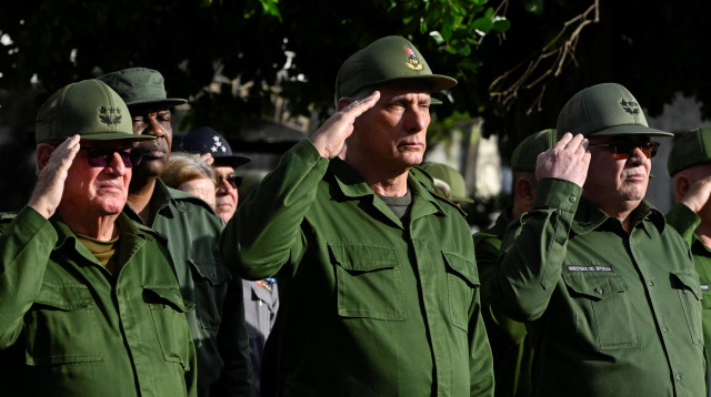 נשיא קובה מיגל דיאס־קאנל בהלוויית החיילים הקובנים שנהרגו במבצע לכידת מדורו (צילום: REUTERS/Norlys Perez)