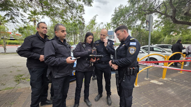 שוטרים בזירת אירוע הצתת השוטר בקריות (צילום: דוברות המשטרה)