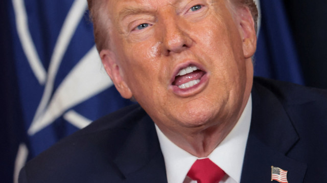 נשיא ארה"ב דונלד טראמפ עם דגל נאט"ו (צילום: רויטרס)