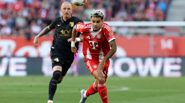 שחקן באיירן מינכן, לואיס דיאס, לפני שחקן אוגסבורג, מריוס וולף (צילום: GettyImages, Alexander Hassenstein)