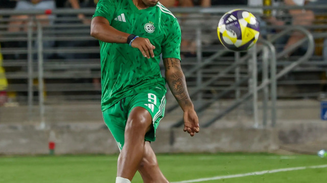 מתיאס נהואל שחקן מכבי חיפה בחימום (צילום: דני מרון)