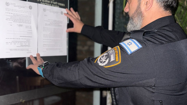 צו הסגירה לבר מרשת "פטריקס" (צילום: דוברות המשטרה)