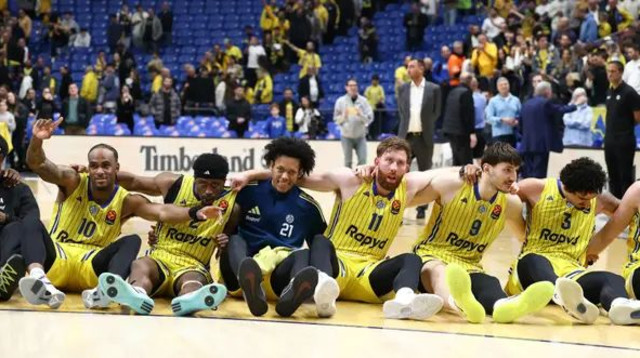 מכבי תל אביב חוגגת ניצחון גדול (צילום: דני מרון)