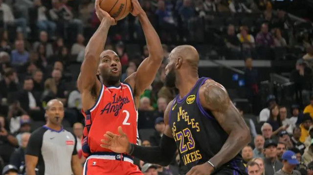 ניצחון חשוב. קוואי מול לברון (צילום: רויטרס)