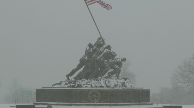 האנדרטה של חיל הנחתים האמריקאי בווירג'יניה במהלך סופת שלג (צילום: רויטרס)