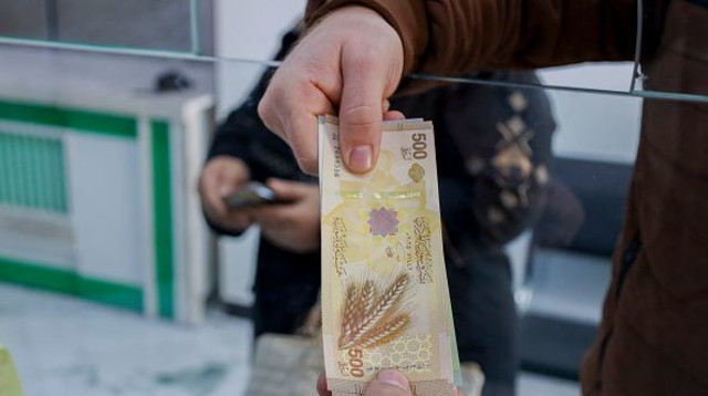 כסף עובר מיד ליד (צילום: GettyImages)