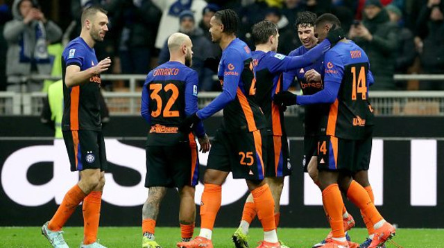 שחקני אינטר חוגגים מול פיזה (צילום: Marco Luzzani)