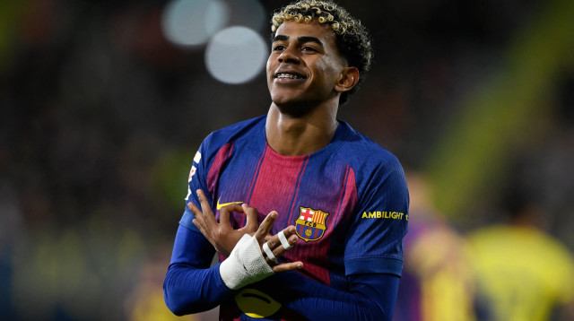 לאמין ימאל שחקן ברצלונה חוגג שער (צילום: רויטרס)