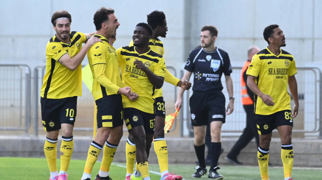 שחקני מכבי נתניה חוגגים עם מאור לוי (צילום: ברני ארדוב)