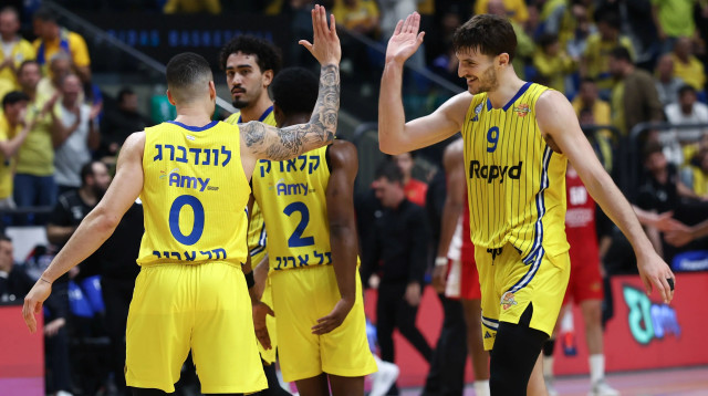 רומן סורקין ושחקני מכבי תל אביב (צילום: דני מרון)